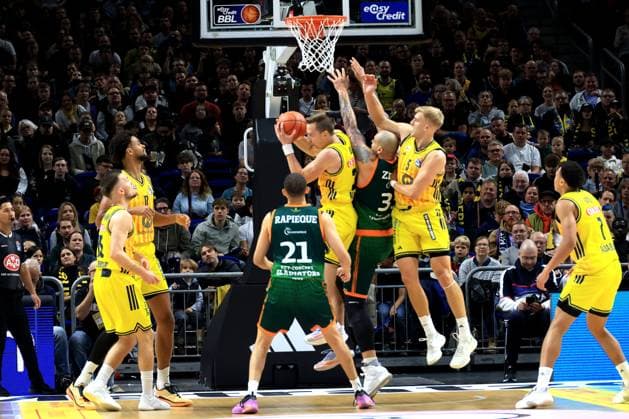DEU, easyCredit BBL, ALBA vs. VET-CONCEPT Gladiators Trier, 03.10.2025, Uber-Arena, Berlin, DEU, easyCredit BBL, ALBA vs. VET-CONCEPT Gladiators Trier, im Bild Justin Bean (ALBA Berlin 34), Sam Griesel (ALBA Berlin 5), Martin Hermannsson (ALBA Berlin 15), Norris Agbakoko (ALBA Berlin 17), Evans Rapieque (TBB Trier 21), Maik Zirbes (TBB Trier 33)