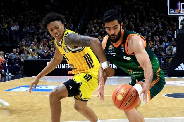 DEU, easyCredit BBL, ALBA vs. VET-CONCEPT Gladiators Trier, 03.10.2025, Uber-Arena, Berlin, DEU, easyCredit BBL, ALBA vs. VET-CONCEPT Gladiators Trier, im Bild Rejean Boogie Ellis (ALBA Berlin 8), Marco Hollersbacher (TBB Trier 9)