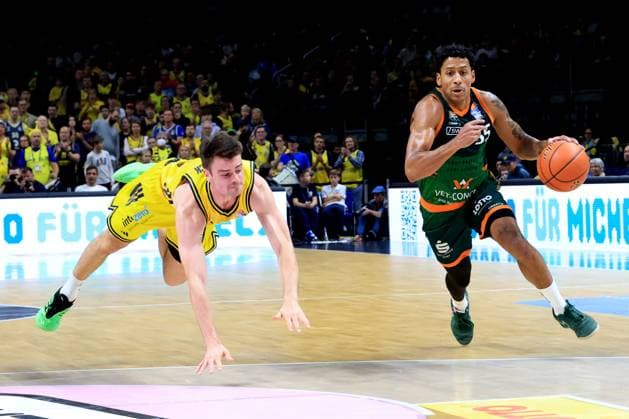 DEU, easyCredit BBL, ALBA vs. VET-CONCEPT Gladiators Trier, 03.10.2025, Uber-Arena, Berlin, DEU, easyCredit BBL, ALBA vs. VET-CONCEPT Gladiators Trier, im Bild JONAS MATTISSECK (ALBA Berlin 9), Eli Brooks (TBB Trier 55)