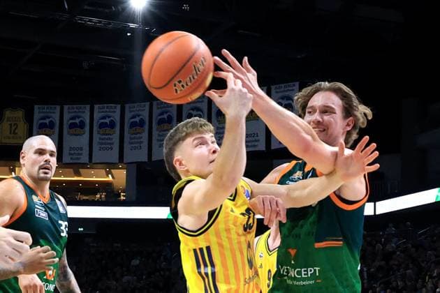 DEU, easyCredit BBL, ALBA vs. VET-CONCEPT Gladiators Trier, 03.10.2025, Uber-Arena, Berlin, DEU, easyCredit BBL, ALBA vs. VET-CONCEPT Gladiators Trier, im Bild Bennet Hundt (ALBA Berlin 33), Marco Hollersbacher (TBB Trier 9)