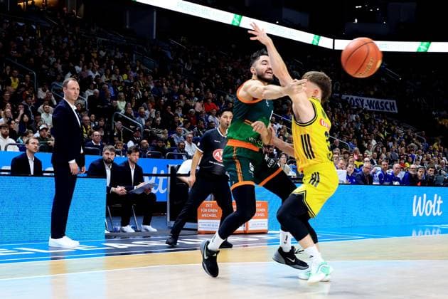 DEU, easyCredit BBL, ALBA vs. VET-CONCEPT Gladiators Trier, 03.10.2025, Uber-Arena, Berlin, DEU, easyCredit BBL, ALBA vs. VET-CONCEPT Gladiators Trier, im Bild Bennet Hundt (ALBA Berlin 33), Clay Guillozet (TBB Trier 4)