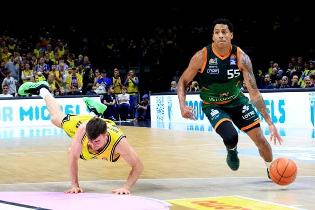 DEU, easyCredit BBL, ALBA vs. VET-CONCEPT Gladiators Trier, 03.10.2025, Uber-Arena, Berlin, DEU, easyCredit BBL, ALBA vs. VET-CONCEPT Gladiators Trier, im Bild JONAS MATTISSECK (ALBA Berlin 9), Eli Brooks (TBB Trier 55)