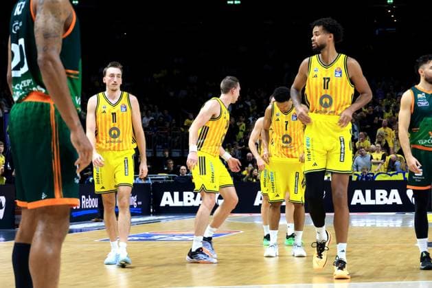 DEU, easyCredit BBL, ALBA vs. VET-CONCEPT Gladiators Trier, 03.10.2025, Uber-Arena, Berlin, DEU, easyCredit BBL, ALBA vs. VET-CONCEPT Gladiators Trier, im Bild ALBA-Spielerkreis, Moses Wood (ALBA Berlin 11) Justin Bean (ALBA Berlin 34), Jack Kayil( ALBA Berlin 7), Norris Agbakoko (ALBA Berlin 17)