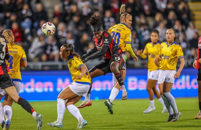 DEU, Frankfurt, Eintracht Frankfurt vs Carl Zeiss Jena, Google Pixel Frauen Bundesliga DFB, Saison 2526, Stadion am Bretanobad, 5. Spieltag im Bild v.l.n.r: Nelly Juckel (Carl Zeiss Jena 31), Nicole Anyomi (Eintracht Frankfurt 19), Steffi Schmid (Carl Zeiss Jena 20), Luftduell, Zweikampf DFB DFL REGULATIONS PROHIBIT ANY USE OF PHOTOGRAPHS AS IMAGE SEQUENCES AND OR QUASI-VIDEO, 03.10.2025, Copyright: HMBxMedia HendrikxHamelau