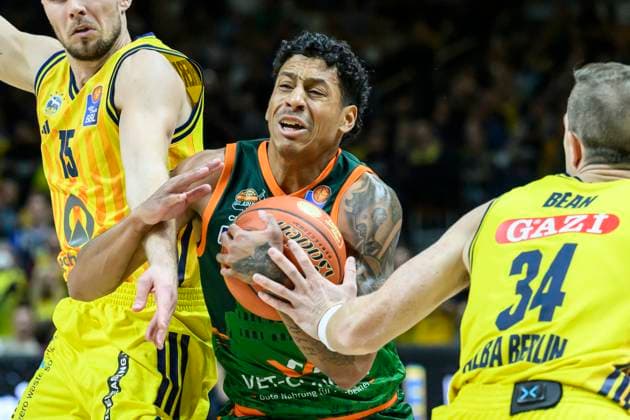 GER, Berlin, Basketball, Alba Berlin vs VET-CONCEPT Gladiators Trier , BBL, Basketball, Uber Arena, im Bild v.l.: Martin Hermannsson (Alba Berlin), Eli Brooks (Trier), Justin Bean (Alba Berlin), Zweikampf, Action, Kampf, kaempft um den Ball, 03.10.2025 Copyright: HMBxMedia UwexKoch