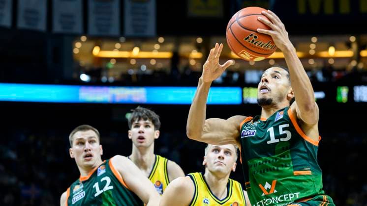 GER, Berlin, Basketball, Alba Berlin vs VET-CONCEPT Gladiators Trier , BBL, Basketball, Uber Arena, im Bild v.l.: Jordan Roland (Trier), Zweikampf, Action, Kampf, kaempft um den Ball, 03.10.2025 Copyright: HMBxMedia UwexKoch