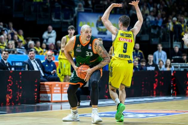 GER, Berlin, Basketball, Alba Berlin vs VET-CONCEPT Gladiators Trier , BBL, Basketball, Uber Arena, im Bild v.l.: Maik Zirbes (Trier), Jonas Mattisseck (Alba Berlin), Zweikampf, Action, Kampf, kaempft um den Ball, 03.10.2025 Copyright: HMBxMedia UwexKoch