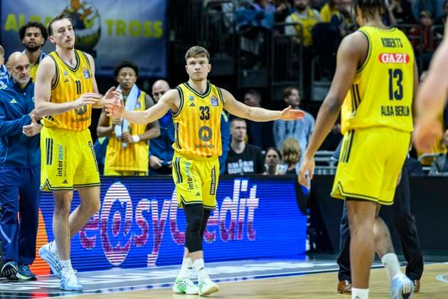 GER, Berlin, Basketball, Alba Berlin vs VET-CONCEPT Gladiators Trier , BBL, Basketball, Uber Arena, im Bild v.l.: Moses Wood (Alba Berlin), Bennet Hundt (Alba Berlin), Freude, Jubel, zur Halbzeit, 03.10.2025 Copyright: HMBxMedia UwexKoch