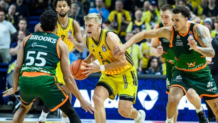 GER, Berlin, Basketball, Alba Berlin vs VET-CONCEPT Gladiators Trier , BBL, Basketball, Uber Arena, im Bild v.l.: Eli Brooks (Trier), Samuel Griesel (Alba Berlin), Nolan Adekunle (Trier), Zweikampf, Action, Kampf, kaempft um den Ball, 03.10.2025 Copyright: HMBxMedia UwexKoch