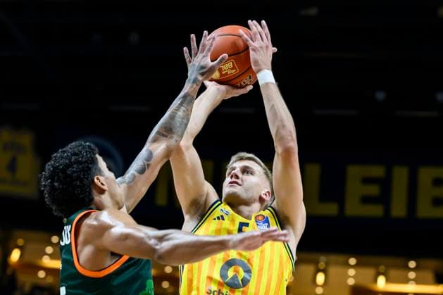 GER, Berlin, Basketball, Alba Berlin vs VET-CONCEPT Gladiators Trier , BBL, Basketball, Uber Arena, im Bild v.l.: Samuel Griesel (Alba Berlin), Zweikampf, Action, Kampf, kaempft um den Ball, 03.10.2025 Copyright: HMBxMedia UwexKoch