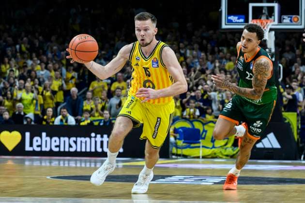 GER, Berlin, Basketball, Alba Berlin vs VET-CONCEPT Gladiators Trier , BBL, Basketball, Uber Arena, im Bild v.l.: Martin Hermannsson (Alba Berlin), Nolan Adekunle (Trier), Zweikampf, Action, Kampf, kaempft um den Ball, 03.10.2025 Copyright: HMBxMedia UwexKoch