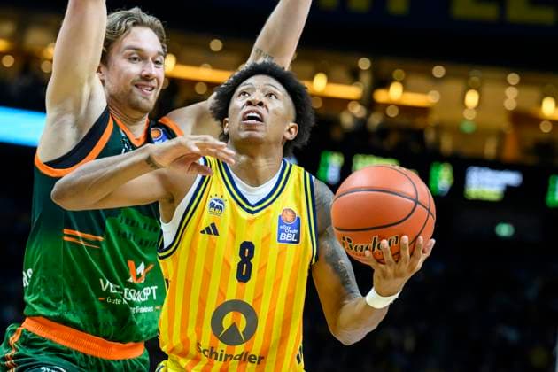 GER, Berlin, Basketball, Alba Berlin vs VET-CONCEPT Gladiators Trier , BBL, Basketball, Uber Arena, im Bild v.l.: Marco Hollersbacher (Trier), Boogie Ellis (Alba Berlin), Zweikampf, Action, Kampf, kaempft um den Ball, 03.10.2025 Copyright: HMBxMedia UwexKoch