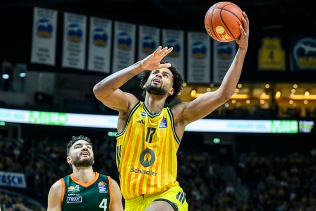 GER, Berlin, Basketball, Alba Berlin vs VET-CONCEPT Gladiators Trier , BBL, Basketball, Uber Arena, im Bild v.l.: Clay Guillozet (Trier), Norris Agbakoko (Alba Berlin), Zweikampf, Action, Kampf, kaempft um den Ball, 03.10.2025 Copyright: HMBxMedia UwexKoch