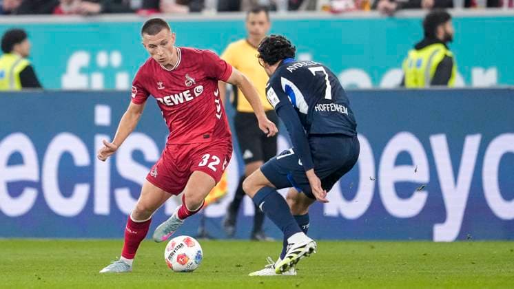 v.li.: Kristoffer Lund Hansen (Köln, 32), Leon Avdullahu (Hoffenheim, 7), Zweikampf, Spielszene, Duell, duel, tackle, tackling, Dynamik, Action, Aktion, 03.10.2025, Sinsheim (Deutschland), Fussball, Bundesliga, TSG 1899 Hoffenheim - 1. FC Köln, DFB DFL REGULATIONS PROHIBIT ANY USE OF PHOTOGRAPHS AS IMAGE SEQUENCES AND OR QUASI-VIDEO.