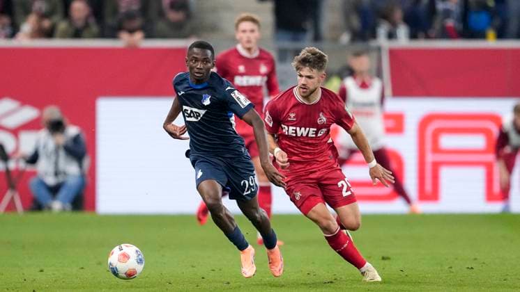 v.li.: Bazoumana Toure (Hoffenheim, 29), Jan Uwe Thielmann (Köln, 29), Zweikampf, Spielszene, Duell, duel, tackle, tackling, Dynamik, Action, Aktion, 03.10.2025, Sinsheim (Deutschland), Fussball, Bundesliga, TSG 1899 Hoffenheim - 1. FC Köln, DFB DFL REGULATIONS PROHIBIT ANY USE OF PHOTOGRAPHS AS IMAGE SEQUENCES AND OR QUASI-VIDEO.