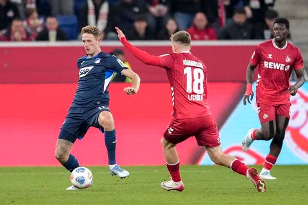 v.li.: Wouter Burger (Hoffenheim, 18), Isak Johannesson (Köln, 18), Aktion, Action, Spielszene, 03.10.2025, Sinsheim (Deutschland), Fussball, Bundesliga, TSG 1899 Hoffenheim - 1. FC Köln, DFB DFL REGULATIONS PROHIBIT ANY USE OF PHOTOGRAPHS AS IMAGE SEQUENCES AND OR QUASI-VIDEO.
