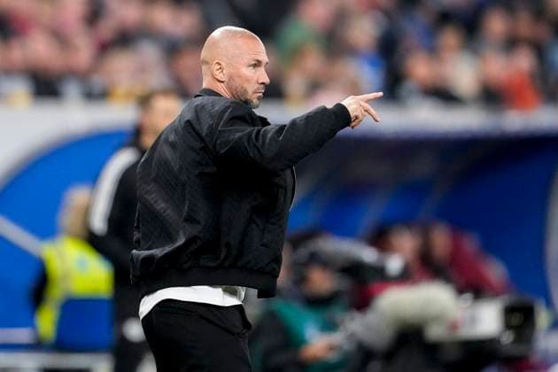 Christian Ilzer (Trainer, Cheftrainer, Hoffenheim), gibt Anweisungen, gestikuliert, mit den Armen gestikulieren, Einzelbild, Einzelfoto, Aktion, Action, 03.10.2025, Sinsheim (Deutschland), Fussball, Bundesliga, TSG 1899 Hoffenheim - 1. FC Köln, DFB DFL REGULATIONS PROHIBIT ANY USE OF PHOTOGRAPHS AS IMAGE SEQUENCES AND OR QUASI-VIDEO.
