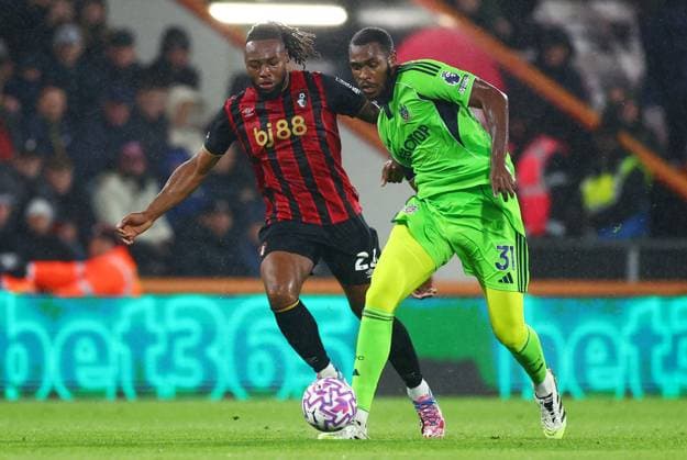 Issa Diop of Fulham and Antoine Semenyo of AFC Bournemouth. AFC Bournemouth v Fulham, Premier League, Football, Vitality Stadium, Bournemouth, UK - 03 Oct 2025Bournemouth Vitality Stadium United Kingdom EDITORIAL USE ONLY No use with unauthorised audio, video, data, fixture lists, club league logos or live services. Online in-match use limited to 120 images, no video emulation. No use in betting, games or single club league player publications. Copyright: xJamesxMarsh Shutterstockx 15515765cv