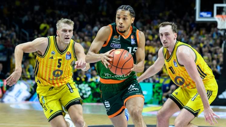 GER, Berlin, Basketball, Alba Berlin vs VET-CONCEPT Gladiators Trier , BBL, Basketball, Uber Arena, im Bild v.l.: Samuel Griesel (Alba Berlin), Jordan Roland (Trier), Moses Wood (Alba Berlin), Zweikampf, Action, Kampf, kaempft um den Ball, 03.10.2025 Copyright: HMBxMedia UwexKoch