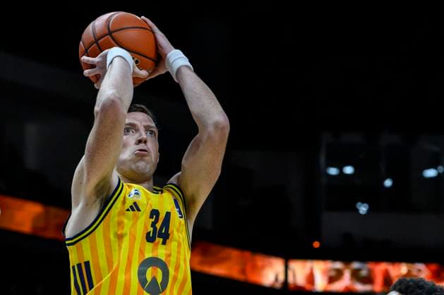 GER, Berlin, Basketball, Alba Berlin vs VET-CONCEPT Gladiators Trier , BBL, Basketball, Uber Arena, im Bild v.l.: Justin Bean (Alba Berlin), Zweikampf, Action, Kampf, kaempft um den Ball, 03.10.2025 Copyright: HMBxMedia UwexKoch