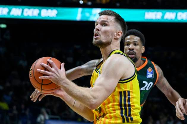 GER, Berlin, Basketball, Alba Berlin vs VET-CONCEPT Gladiators Trier , BBL, Basketball, Uber Arena, im Bild v.l.: Martin Hermannsson (Alba Berlin), Zweikampf, Action, Kampf, kaempft um den Ball, 03.10.2025 Copyright: HMBxMedia UwexKoch