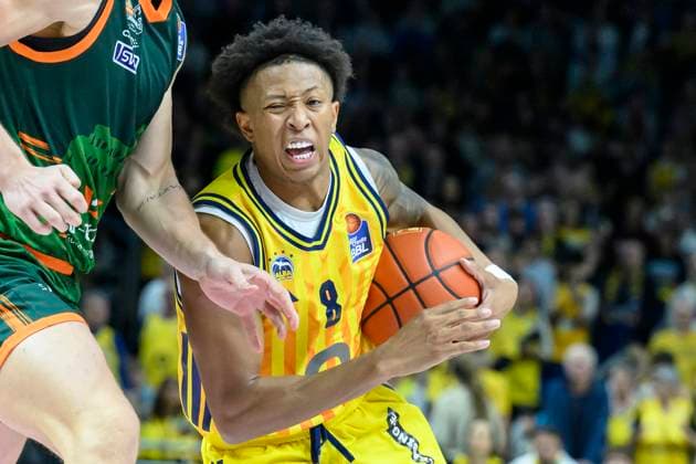 GER, Berlin, Basketball, Alba Berlin vs VET-CONCEPT Gladiators Trier , BBL, Basketball, Uber Arena, im Bild v.l.: Boogie Ellis (Alba Berlin), Zweikampf, Action, Kampf, kaempft um den Ball, 03.10.2025 Copyright: HMBxMedia UwexKoch