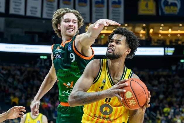 GER, Berlin, Basketball, Alba Berlin vs VET-CONCEPT Gladiators Trier , BBL, Basketball, Uber Arena, im Bild v.l.: Marco Hollersbacher (Trier), Norris Agbakoko (Alba Berlin), Zweikampf, Action, Kampf, kaempft um den Ball, 03.10.2025 Copyright: HMBxMedia UwexKoch