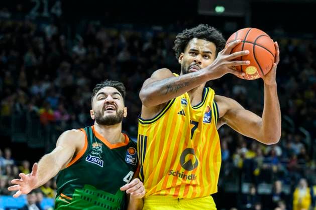GER, Berlin, Basketball, Alba Berlin vs VET-CONCEPT Gladiators Trier , BBL, Basketball, Uber Arena, im Bild v.l.: Clay Guillozet (Trier), Norris Agbakoko (Alba Berlin), Zweikampf, Action, Kampf, kaempft um den Ball, 03.10.2025 Copyright: HMBxMedia UwexKoch