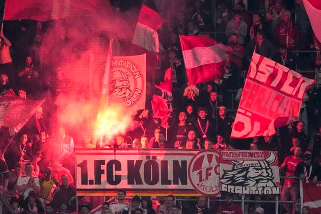 Die Fans vom 1. FC Köln zünden in der Fankurve Pyrotechnik, Stimmung im Stadion, Atmosphäre, Pyro, Pyros, Ultras, Zuschauer, Fanblock, Chaoten, Bengalo, Bengalos, Feuerwerk, flare, 03.10.2025, Sinsheim (Deutschland), Fussball, Bundesliga, TSG 1899 Hoffenheim - 1. FC Köln, DFB DFL REGULATIONS PROHIBIT ANY USE OF PHOTOGRAPHS AS IMAGE SEQUENCES AND OR QUASI-VIDEO.