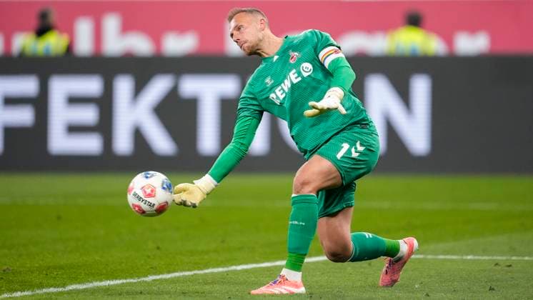 Marvin Schwäbe (Torwart, Köln, 1), am Ball, Freisteller, Ganzkörper, Einzelbild, Einzelfoto, Aktion, Action, 03.10.2025, Sinsheim (Deutschland), Fussball, Bundesliga, TSG 1899 Hoffenheim - 1. FC Köln, DFB DFL REGULATIONS PROHIBIT ANY USE OF PHOTOGRAPHS AS IMAGE SEQUENCES AND OR QUASI-VIDEO.