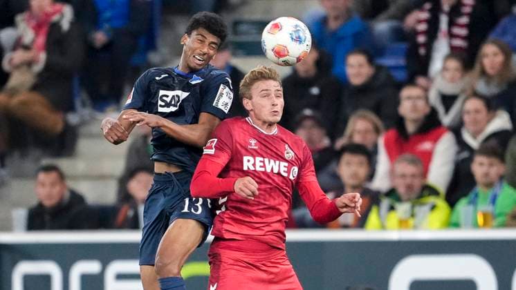 v.li.: Bernardo Fernandes da Silva Junior (Hoffenheim, 13), Sebastian Sebulonsen (Köln, 28), beim Kopfball, Kopfballduell, Spielszene, Zweikampf in der Luft, Aktion, Action, 03.10.2025, Sinsheim (Deutschland), Fussball, Bundesliga, TSG 1899 Hoffenheim - 1. FC Köln, DFB DFL REGULATIONS PROHIBIT ANY USE OF PHOTOGRAPHS AS IMAGE SEQUENCES AND OR QUASI-VIDEO.