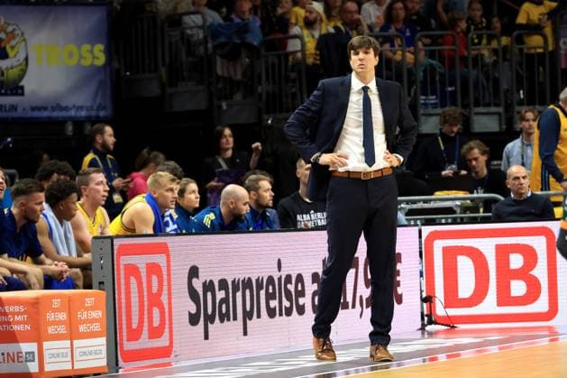 DEU, easyCredit BBL, ALBA vs. VET-CONCEPT Gladiators Trier, 03.10.2025, Uber-Arena, Berlin, DEU, easyCredit BBL, ALBA vs. VET-CONCEPT Gladiators Trier, im Bild CHEFTRAINER Pedro Calles (ALBA Berlin), ALBA-Spielerbank