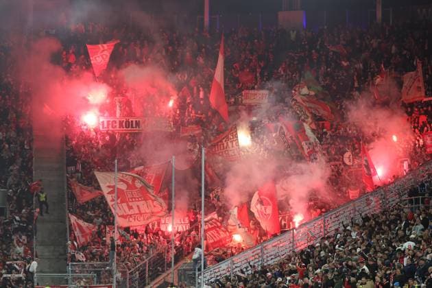 03.10.2025, xrekx, Fussball 1.Bundesliga, TSG 1899 Hoffenheim - 1.FC Köln v.l. Koeln Fans ,Stimmung, Schals, Trikot, Fahne, Banner, Ultras, Zuschauer, Besucher, Choreo, Choreografie, atmosphere, spectators, Visitors (DFL DFB REGULATIONS PROHIBIT ANY USE OF PHOTOGRAPHS as IMAGE SEQUENCES and or QUASI-VIDEO) Sinsheim