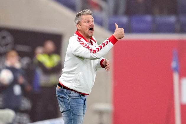 Lukas Kwasniok (Trainer, Cheftrainer, 1. FC Köln), mit Daumen nach oben, Geste, Gestik, zuversichtlich, positiv, optimistisch, Freude, freuen, freut sich, Einzelbild, Einzelfoto, Aktion, Action, 03.10.2025, Sinsheim (Deutschland), Fussball, Bundesliga, TSG 1899 Hoffenheim - 1. FC Köln, DFB DFL REGULATIONS PROHIBIT ANY USE OF PHOTOGRAPHS AS IMAGE SEQUENCES AND OR QUASI-VIDEO.