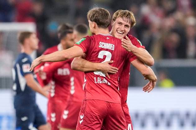 v.li.: Joel Schmied (Köln, 2), Timo Bernd Hübers (Köln, 4), Spieler vom 1. FC Köln, Jubel nach dem Schlusspfiff, Freude über den Sieg, Sieger, Gewinner, jubelt, jubeln, fröhlich, positiv, freut sich, freuen, optimistisch, Highlight, Action, Aktion, 03.10.2025, Sinsheim (Deutschland), Fussball, Bundesliga, TSG 1899 Hoffenheim - 1. FC Köln, DFB DFL REGULATIONS PROHIBIT ANY USE OF PHOTOGRAPHS AS IMAGE SEQUENCES AND OR QUASI-VIDEO.