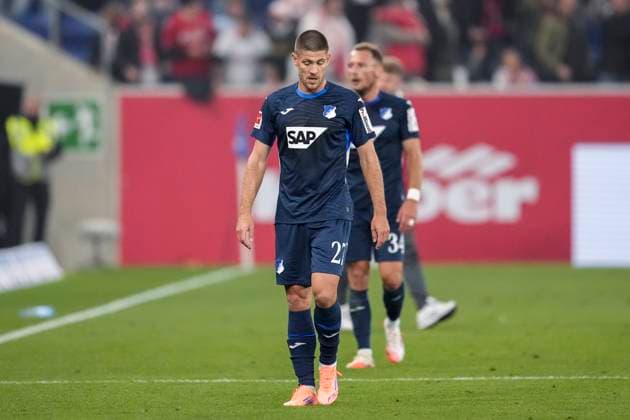 v.li.: Andrej Kramaric (Hoffenheim, 27), Vladimir Coufal (Hoffenheim, 34), Spieler der TSG 1899 Hoffenheim, enttäuscht über die Niederlage, Enttäuschung nach dem Schlusspfiff, Highlight, Verlierer, verloren, Frustration, disappointed, pessimistisch, 03.10.2025, Sinsheim (Deutschland), Fussball, Bundesliga, TSG 1899 Hoffenheim - 1. FC Köln, DFB DFL REGULATIONS PROHIBIT ANY USE OF PHOTOGRAPHS AS IMAGE SEQUENCES AND OR QUASI-VIDEO.