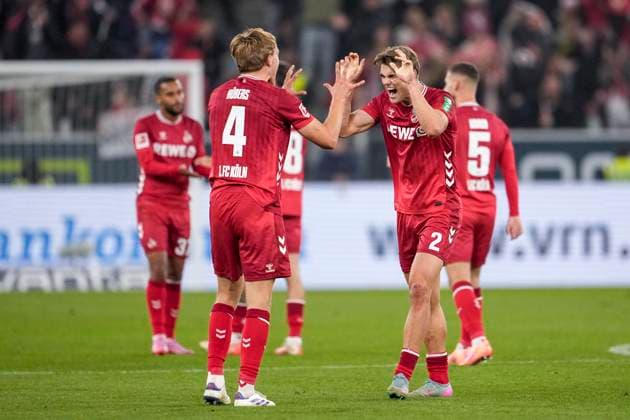 v.li.: Timo Bernd Hübers (Köln, 4), Joel Schmied (Köln, 2), Spieler vom 1. FC Köln, Jubel nach dem Schlusspfiff, Freude über den Sieg, Sieger, Gewinner, jubelt, jubeln, fröhlich, positiv, freut sich, freuen, optimistisch, Highlight, Action, Aktion, 03.10.2025, Sinsheim (Deutschland), Fussball, Bundesliga, TSG 1899 Hoffenheim - 1. FC Köln, DFB DFL REGULATIONS PROHIBIT ANY USE OF PHOTOGRAPHS AS IMAGE SEQUENCES AND OR QUASI-VIDEO.