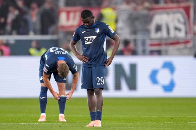 v.li.: Alexander Prass (Hoffenheim, 22), Bazoumana Toure (Hoffenheim, 29), Spieler der TSG 1899 Hoffenheim, enttäuscht über die Niederlage, Enttäuschung nach dem Schlusspfiff, Highlight, Verlierer, verloren, Frustration, disappointed, pessimistisch, 03.10.2025, Sinsheim (Deutschland), Fussball, Bundesliga, TSG 1899 Hoffenheim - 1. FC Köln, DFB DFL REGULATIONS PROHIBIT ANY USE OF PHOTOGRAPHS AS IMAGE SEQUENCES AND OR QUASI-VIDEO.