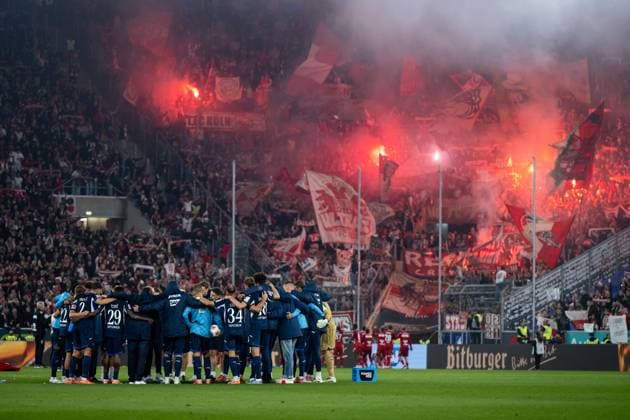 Robin Hranac (TSG Hoffenheim, 02), Bazoumana Toure (TSG Hoffenheim, 29), Vladimir Coufal (TSG Hoffenheim, 34), Wouter Burger (TSG Hoffenheim, 18) und Team im Kreis ist enttauescht ueber die Niederlage, dahinter Pyro Pyrotechnik der Koelner Fans im Gaesteblock, GER, TSG 1899 Hoffenheim vs 1. FC Koeln, Fussball Bundesliga, 6. Spieltag, Saison 2025 2026, 03.10.2025 DFB DFL regulations prohibit any use of photographs as image sequences and or quasi-video GER, TSG 1899 Hoffenheim vs 1. FC Koeln, Fussball Bundesliga, 6. Spieltag, Saison 2025 2026, 03.10.2025 Sinsheim Copyright: xEibner-Pressefoto Memmlerx EP_MMR