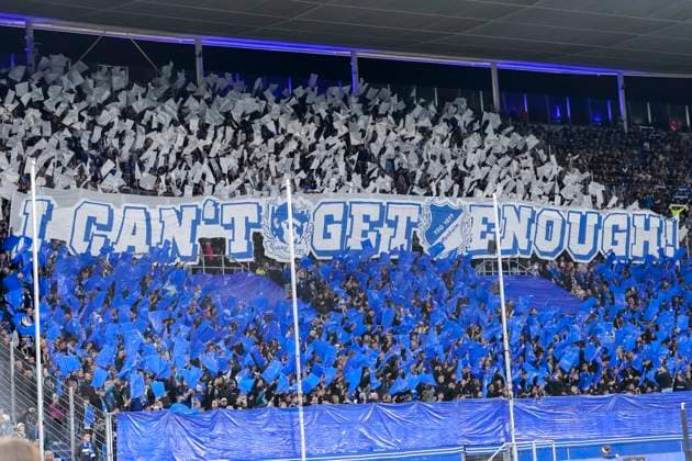 Die Fans der TSG 1899 Hoffenheim zeigen in der Fankurve ein Banner, Spruchband mit der Aufschrift: I can t get enough, Fans, Ultras Publikum, Zuschauer, Stimmung, Atmosphäre, Stadion, Choreo, Südkurve, 03.10.2025, Sinsheim (Deutschland), Fussball, Bundesliga, TSG 1899 Hoffenheim - 1. FC Köln, DFB DFL REGULATIONS PROHIBIT ANY USE OF PHOTOGRAPHS AS IMAGE SEQUENCES AND OR QUASI-VIDEO.