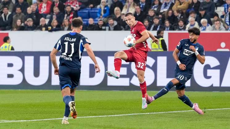 v.li.: Fisnik Asllani (Hoffenheim, 11), Kristoffer Lund Hansen (Köln, 32), Muhammed Damar (Hoffenheim, 10), Zweikampf, Spielszene, Duell, duel, tackle, tackling, Dynamik, Action, Aktion, 03.10.2025, Sinsheim (Deutschland), Fussball, Bundesliga, TSG 1899 Hoffenheim - 1. FC Köln, DFB DFL REGULATIONS PROHIBIT ANY USE OF PHOTOGRAPHS AS IMAGE SEQUENCES AND OR QUASI-VIDEO.