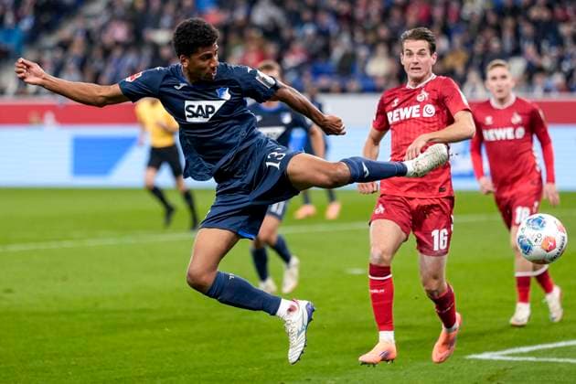 v.li.: Bernardo Fernandes da Silva Junior (Hoffenheim, 13), Jakub Kaminski (Köln, 16), Zweikampf, Spielszene, Duell, duel, tackle, tackling, Dynamik, Action, Aktion, im Strafraum, Strafraumszene, 03.10.2025, Sinsheim (Deutschland), Fussball, Bundesliga, TSG 1899 Hoffenheim - 1. FC Köln, DFB DFL REGULATIONS PROHIBIT ANY USE OF PHOTOGRAPHS AS IMAGE SEQUENCES AND OR QUASI-VIDEO.