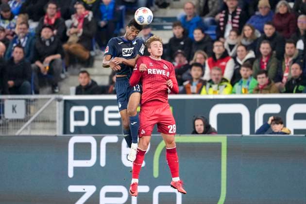 v.li.: Bernardo Fernandes da Silva Junior (Hoffenheim, 13), Sebastian Sebulonsen (Köln, 28), beim Kopfball, Kopfballduell, Spielszene, Zweikampf in der Luft, Aktion, Action, 03.10.2025, Sinsheim (Deutschland), Fussball, Bundesliga, TSG 1899 Hoffenheim - 1. FC Köln, DFB DFL REGULATIONS PROHIBIT ANY USE OF PHOTOGRAPHS AS IMAGE SEQUENCES AND OR QUASI-VIDEO.