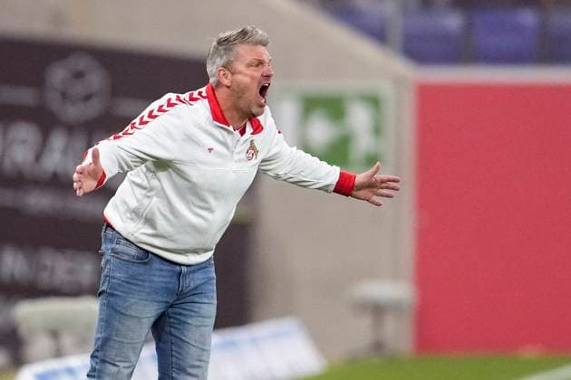 Lukas Kwasniok (Trainer, Cheftrainer, 1. FC Köln), gibt Anweisungen, gestikuliert, mit den Armen gestikulieren, Einzelbild, Einzelfoto, Aktion, Action, ist wütend, ruft, schreit, schreien, schreiend, 03.10.2025, Sinsheim (Deutschland), Fussball, Bundesliga, TSG 1899 Hoffenheim - 1. FC Köln, DFB DFL REGULATIONS PROHIBIT ANY USE OF PHOTOGRAPHS AS IMAGE SEQUENCES AND OR QUASI-VIDEO.