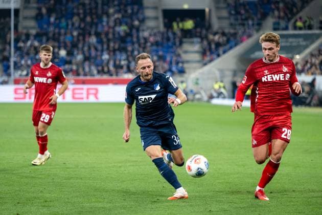 Vladimir Coufal (TSG Hoffenheim, 34) im Zweikampf mit Sebastian Sebulonsen (FC Koeln, 28), GER, TSG 1899 Hoffenheim vs 1. FC Koeln, Fussball Bundesliga, 6. Spieltag, Saison 2025 2026, 03.10.2025 DFB DFL regulations prohibit any use of photographs as image sequences and or quasi-video GER, TSG 1899 Hoffenheim vs 1. FC Koeln, Fussball Bundesliga, 6. Spieltag, Saison 2025 2026, 03.10.2025 Sinsheim Copyright: xEibner-Pressefoto Memmlerx EP_MMR