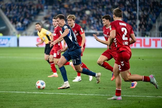 Fisnik Asllani (TSG Hoffenheim, 11) am Ball, daneben Timo Huebers (FC Koeln, 04), Joel Schmied (FC Koeln, 02), GER, TSG 1899 Hoffenheim vs 1. FC Koeln, Fussball Bundesliga, 6. Spieltag, Saison 2025 2026, 03.10.2025 DFB DFL regulations prohibit any use of photographs as image sequences and or quasi-video GER, TSG 1899 Hoffenheim vs 1. FC Koeln, Fussball Bundesliga, 6. Spieltag, Saison 2025 2026, 03.10.2025 Sinsheim Copyright: xEibner-Pressefoto Memmlerx EP_MMR