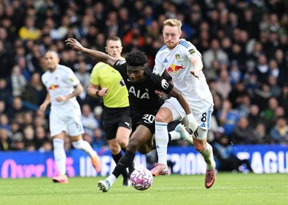 Mohammed Kudus of Tottenham Hotspur and Sean Longstaff of Leeds United Leeds United v Tottenham Hotspur, Premier League, Football, Elland Road, Leeds, UK - 04 Oct 2025Leeds Elland Road United Kingdom EDITORIAL USE ONLY No use with unauthorised audio, video, data, fixture lists, club league logos or live services. Online in-match use limited to 120 images, no video emulation. No use in betting, games or single club league player publications. Copyright: xAnnaxGowthorpe Shutterstockx 15515788z