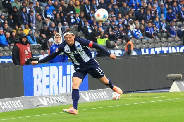 DEU, DFL, 2. FBL, Hertha BSC vs. Preussen Muenster, 04.10.2025, Berliner Olympiastadion, Berlin, DEU, DFL, 2. FBL, Hertha BSC vs. Preussen Muenster, im Bild Fabian Reese (Hertha BSC Berlin 11) DFL - regulations prohibit any use of Photographs as image sequences and or quasi-video