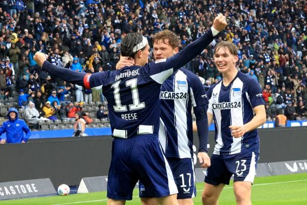 DEU, DFL, 2. FBL, Hertha BSC vs. Preussen Muenster, 04.10.2025, Berliner Olympiastadion, Berlin, DEU, DFL, 2. FBL, Hertha BSC vs. Preussen Muenster, im Bild Fabian Reese (Hertha BSC Berlin 11), Sebastian Groenning (Hertha BSC Berlin 17), Kennet Eichhorn (Hertha BSC Berlin 23) DFL - regulations prohibit any use of Photographs as image sequences and or quasi-video
