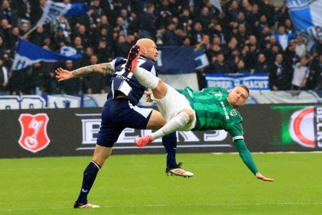 DEU, DFL, 2. FBL, Hertha BSC vs. Preussen Muenster, 04.10.2025, Berliner Olympiastadion, Berlin, DEU, DFL, 2. FBL, Hertha BSC vs. Preussen Muenster, im Bild Toni Leistner (Hertha BSC Berlin 37), Lars Lokotsch(Preussen Muenster 13) DFL - regulations prohibit any use of Photographs as image sequences and or quasi-video